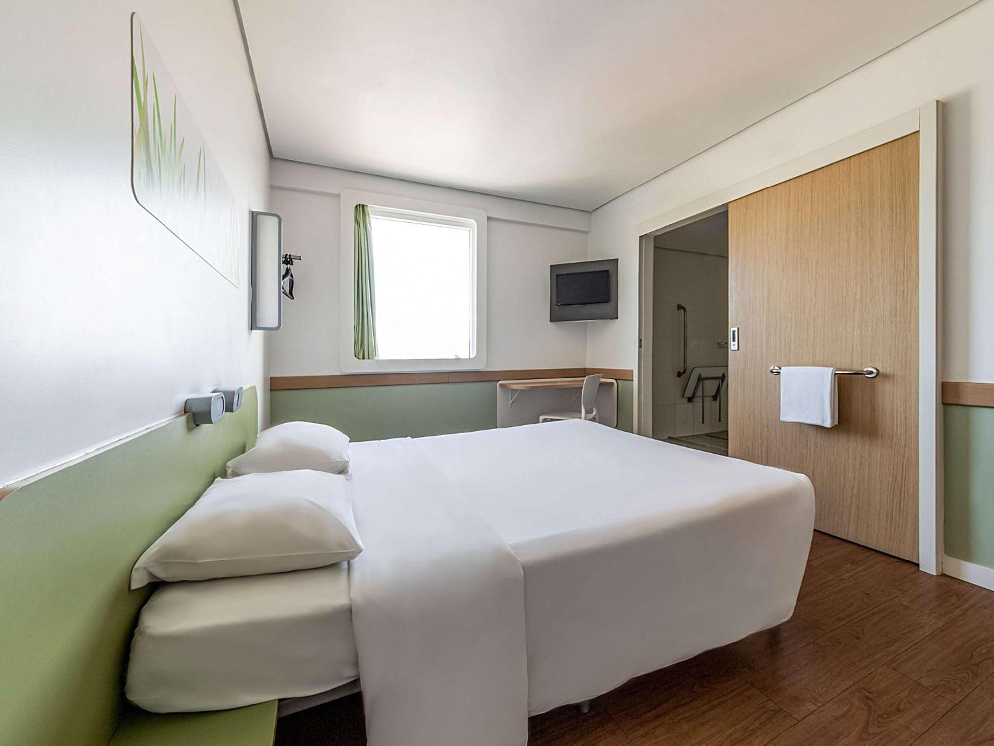 Ibis Budget Belfast City Centre Экстерьер фото
